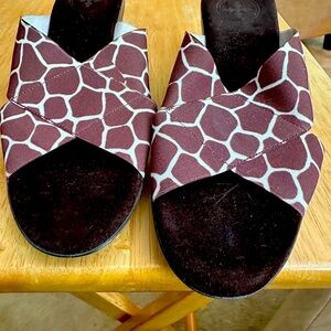 Bernie Mev stretch slide. Giraffe print size 8